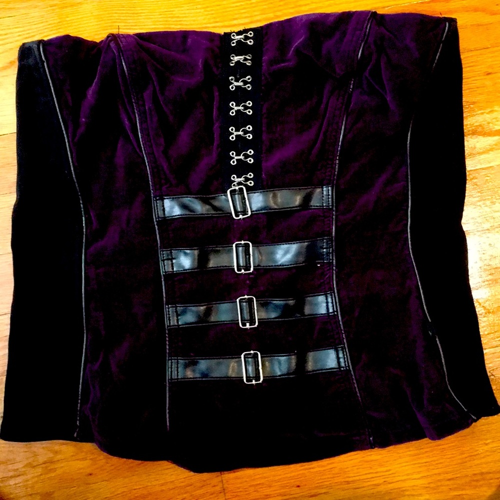 Corset, sleeveless grommet velvet and pleather